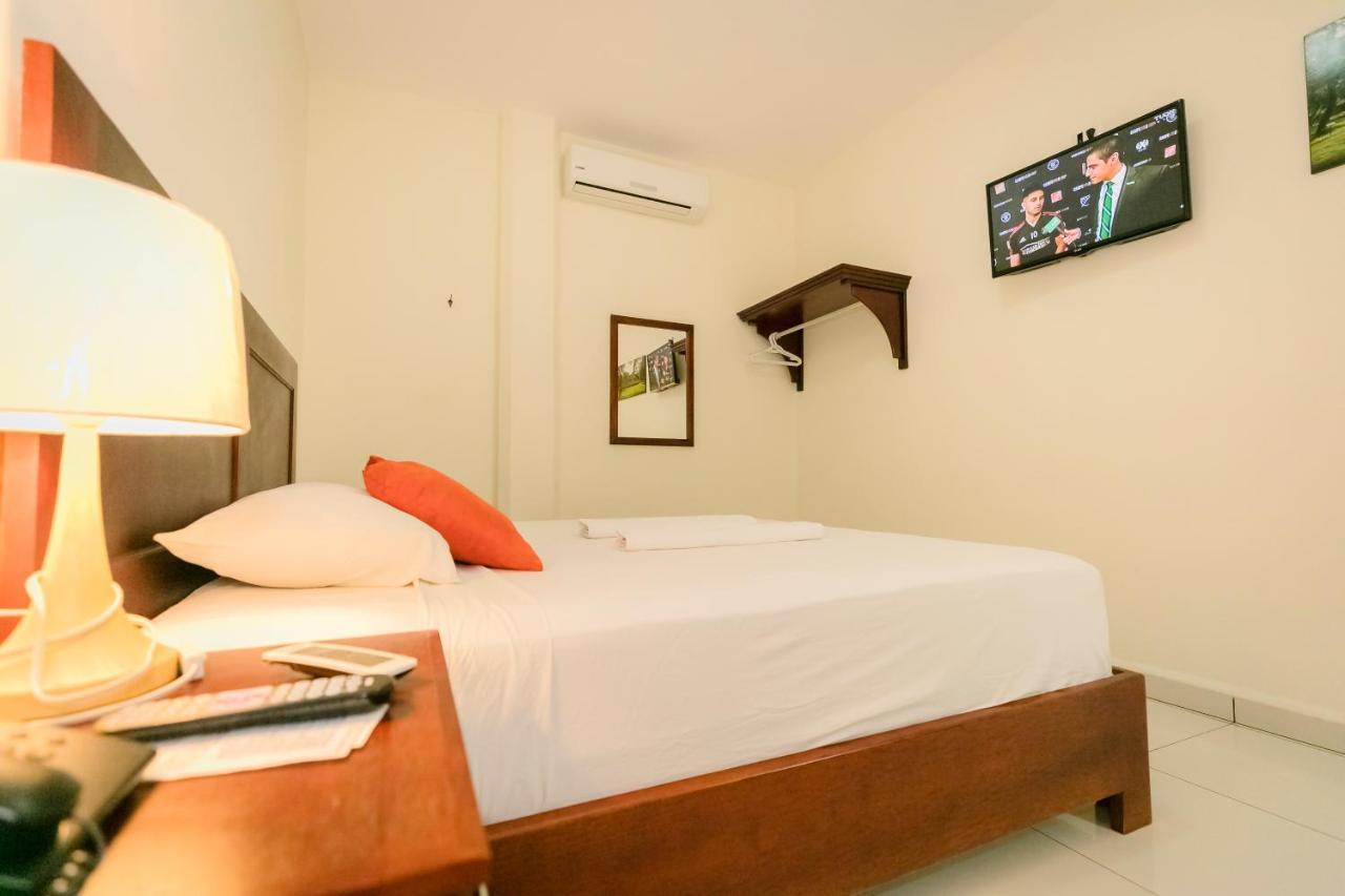 Hotel Mediterraneo Inn Santa Rosa de Lima Exteriér fotografie